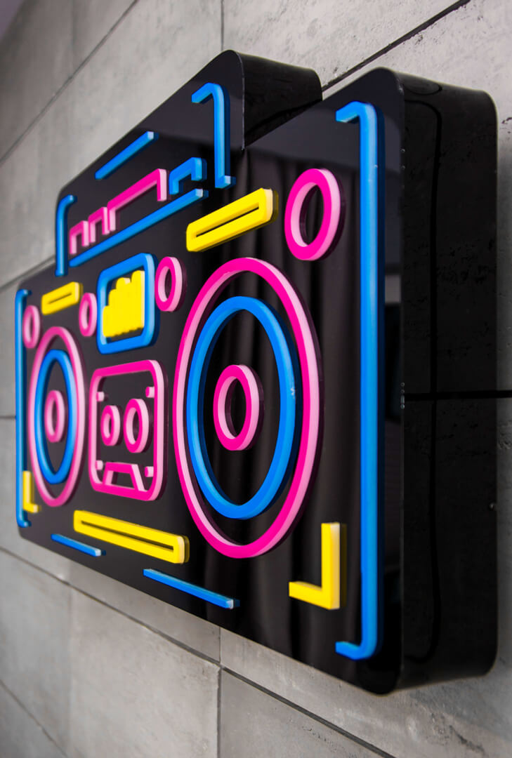 boombox-neon-przestrzenny-kolorowy-neon-na-scioanie-w-sypialni-kaqseton-w-biurze-kaseton-nad-0łózkiem-na-scianie-betonowej-bojano (5)